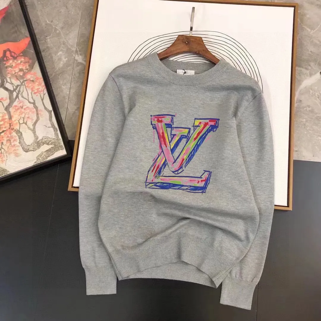 🅿️240 【LV Louis Vuitton】Autumn and winter classic round neck pullover sweater, in full condition! ! ! Wool blended fabric, the latest model in 2025, golden ratio! ! Slim-fitting soft gold, versatile and practical item, the combination and practicality are extremely powerful, simple and elegant, and classy! To create your own style, it is highly recommended to buy it in two colors. The standard slim fit tailoring process is suitable for both young and old men. It is knitted from wool and will not cause any discomfort! While keeping warm, it is stylish, textured and wearable, and the classic logo with contrasting colors on the chest feels in place! ! Recommended for regular customers! ! Size M-3XL (maximum wear: 190 pounds)